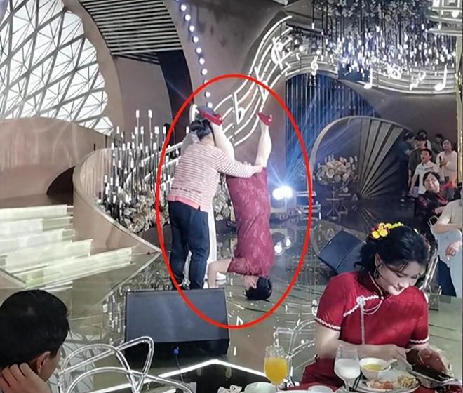 史上最牛喜婆婆婚礼上婆婆穿旗袍玩倒立新娘表情一言难尽