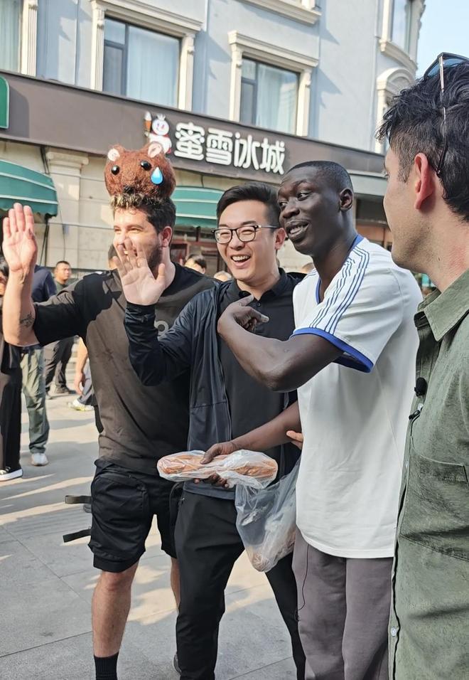 国际网红“无语哥”天津行收到特产大麻花跳水大爷还带他体验腹肌轮运动