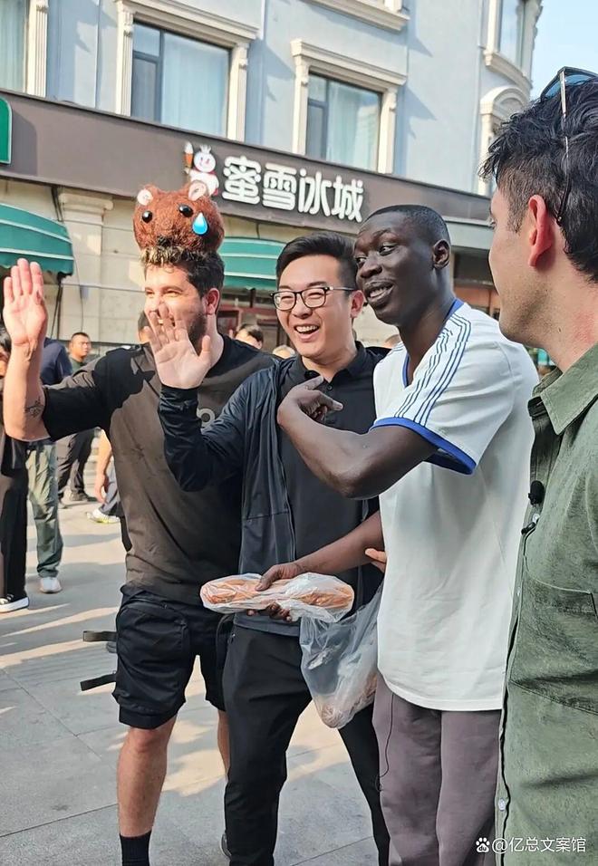 “无语哥”来华！天津煎饼果子让他表情失控新表情包刷屏