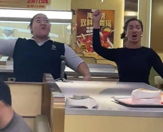 一群新西兰人突然在中国海底捞龇牙咧嘴惊呆围观群众！“每一帧都是表情包”