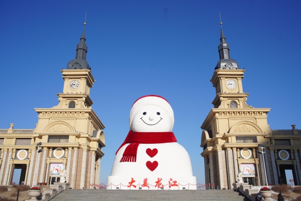 11天建成！2025网红大雪人温暖回归 用雪量达历史之最