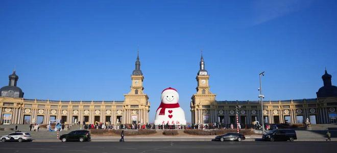 定格大雪人 打卡哈尔滨 顶流大雪人微笑回归！2025网红启幕快闪活动举行