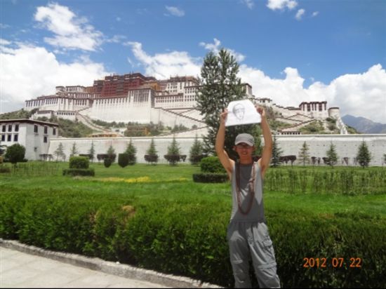 楊仕強：輪椅上的“造夢師”用畫筆和AI托舉50個夢想