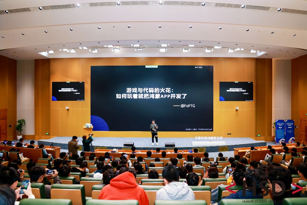 地铁小哥帮乘客赶末班车跑“炸毛” 网友：好可爱的表情包！